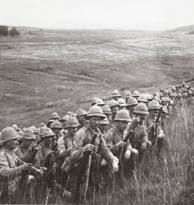 Nuestras reservas esperando órdenes para moverse a sus nuevas posiciones en las laderas de Cape Helles, 1915 de English Photographer